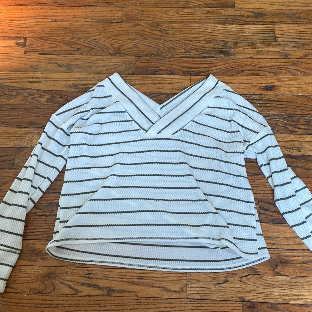 Cute white and green striped Anna grace long sleeve, a little cropped and v neck